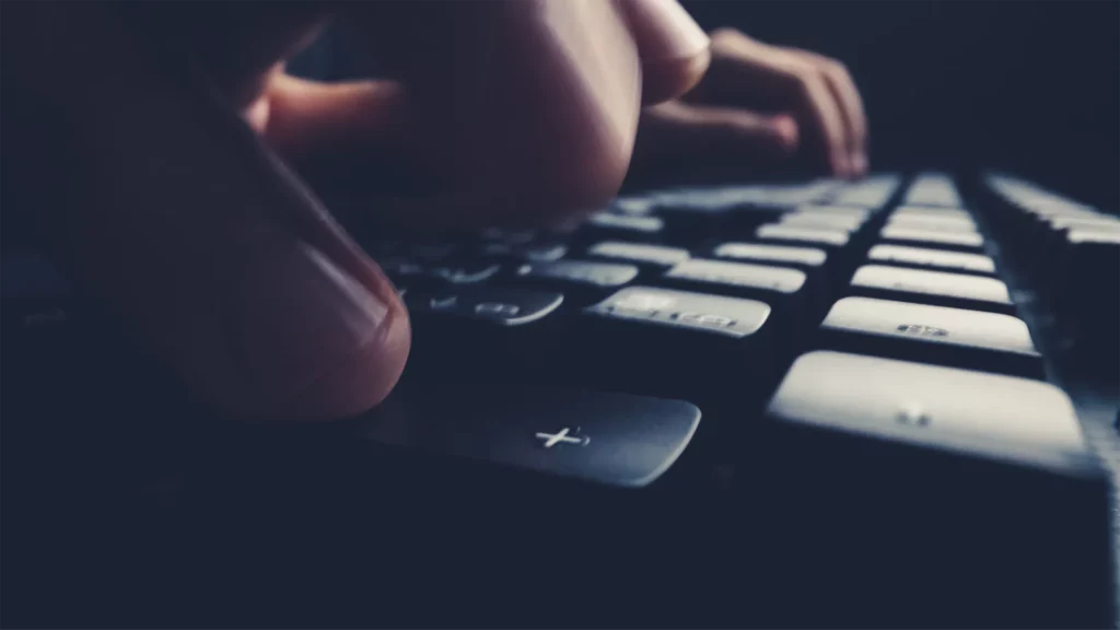 Qui peut écrire le contenu de mon site internet?